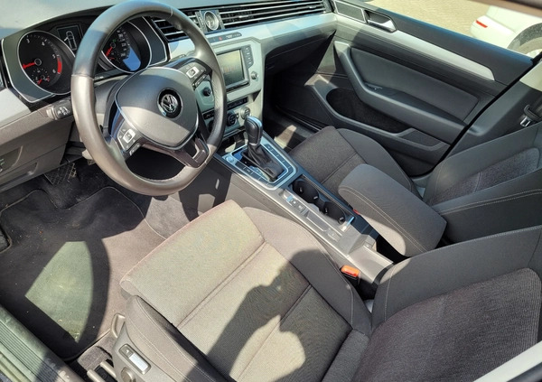 Volkswagen Passat cena 68500 przebieg: 162425, rok produkcji 2017 z Człuchów małe 56